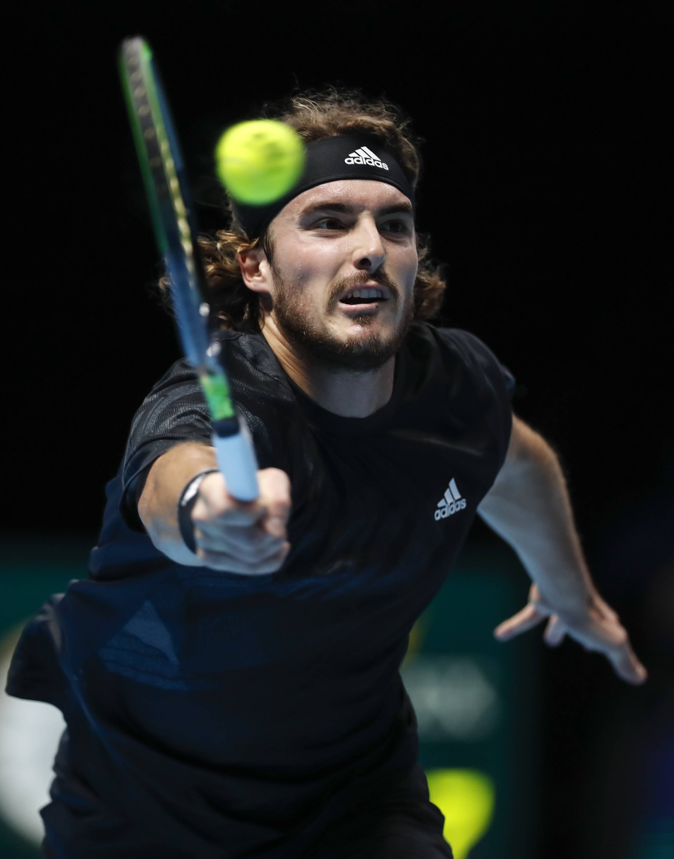 包含英国网球队险胜法国网球队，西西帕斯惊艳世界的词条