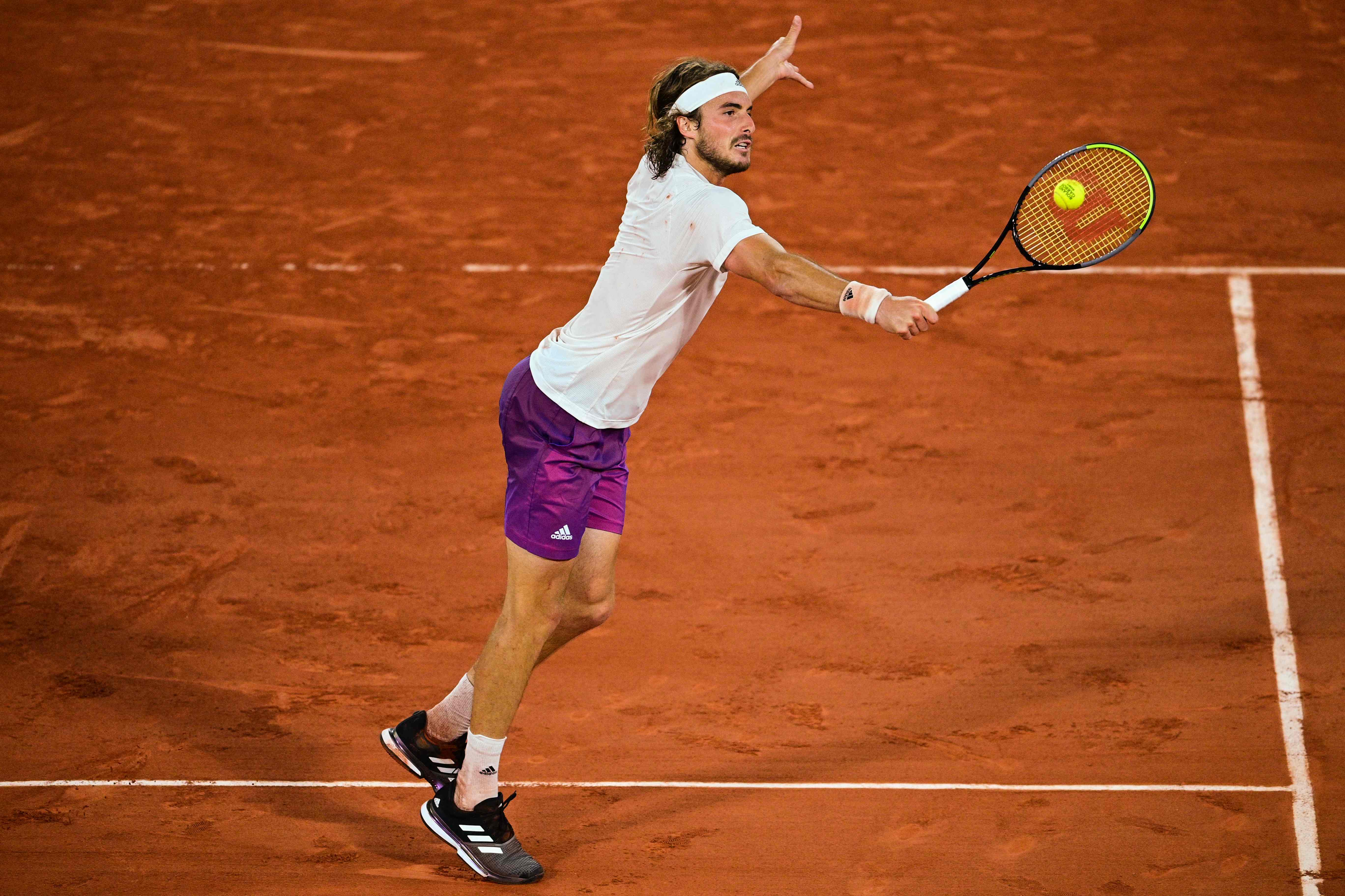 包含英国网球队险胜法国网球队，西西帕斯惊艳世界的词条