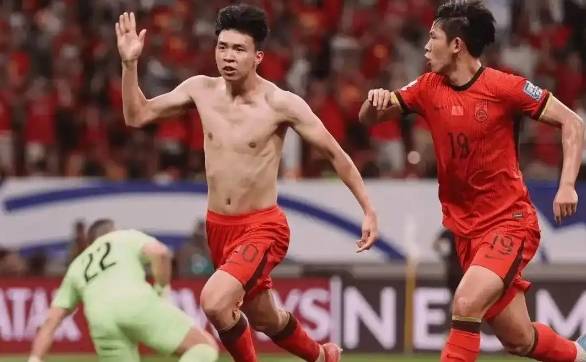 包含亚洲足球锦标赛冠军争夺，中国国家队跻身前列的词条