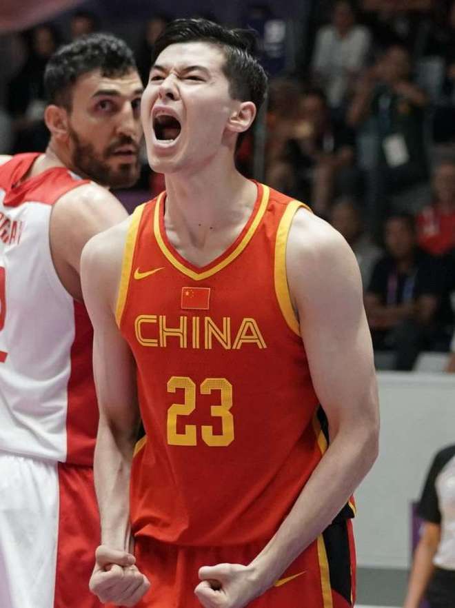 包含红色青年：红队球员在比赛中展现出色表现的词条