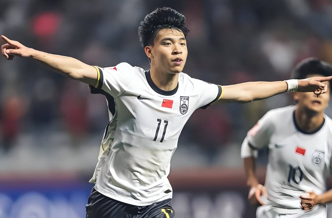 顶尖足球运动员在比赛中大放异彩