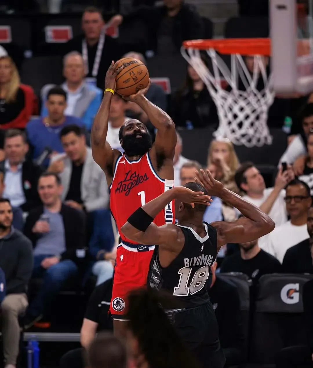 快船绝杀击败篮网，取得关键胜利