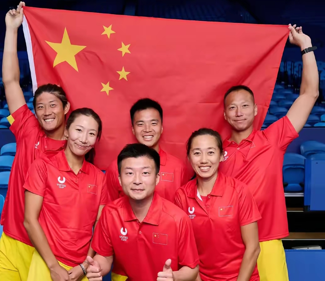 队员们在比赛中展现出色表现，获得冠军奖杯