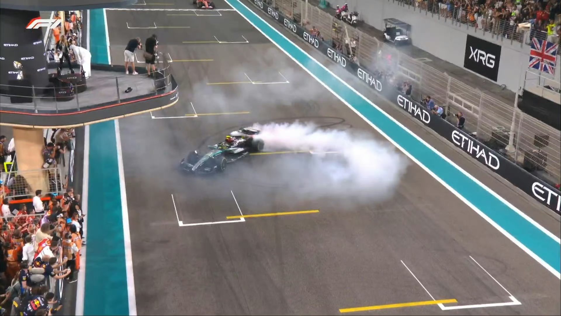 哈斯车队轻取梅赛德斯，汉密尔顿统治全场的简单介绍