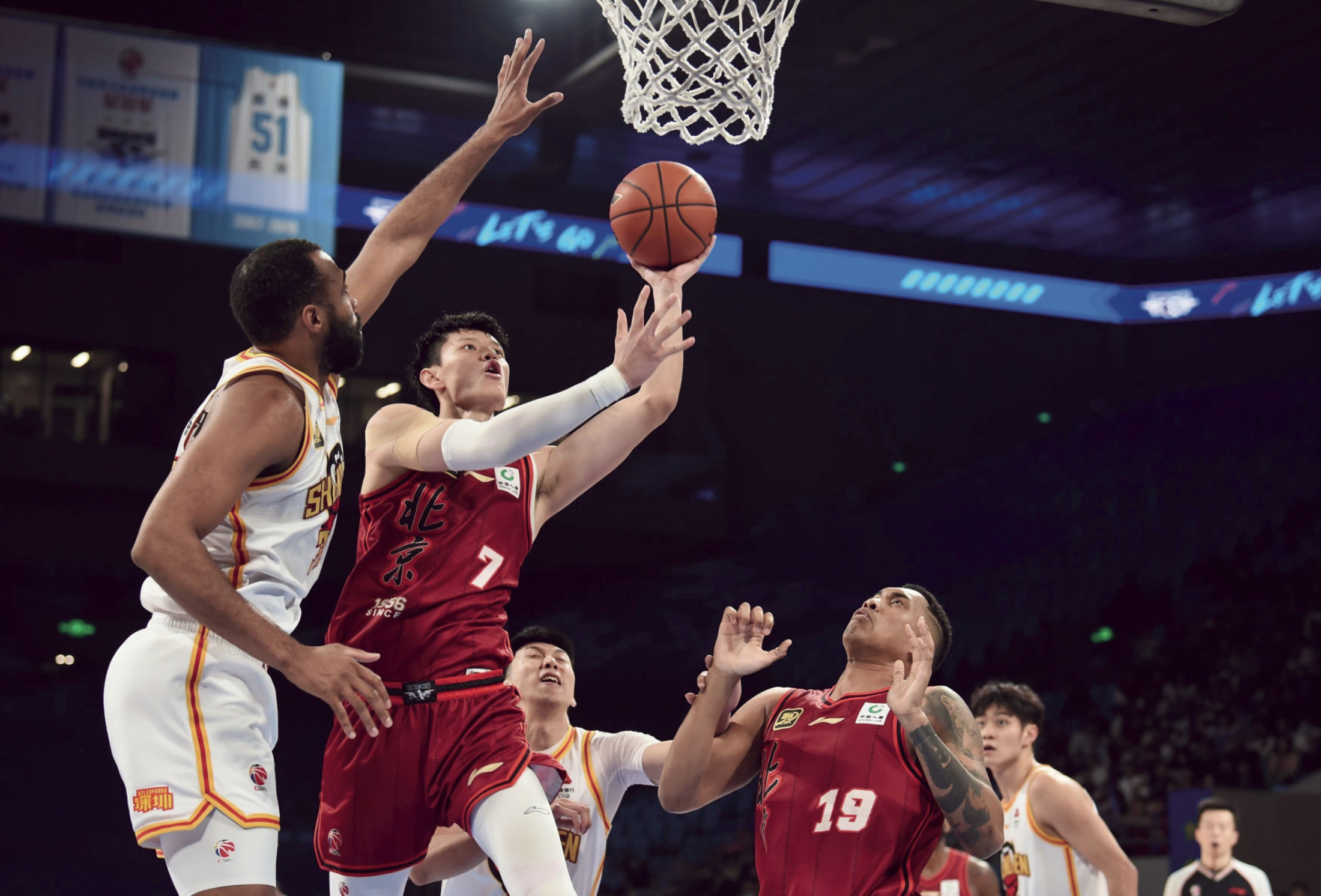 北京队鏖战骑士,库里点燃赛场 北京队鏖战骑士,库里点燃赛场