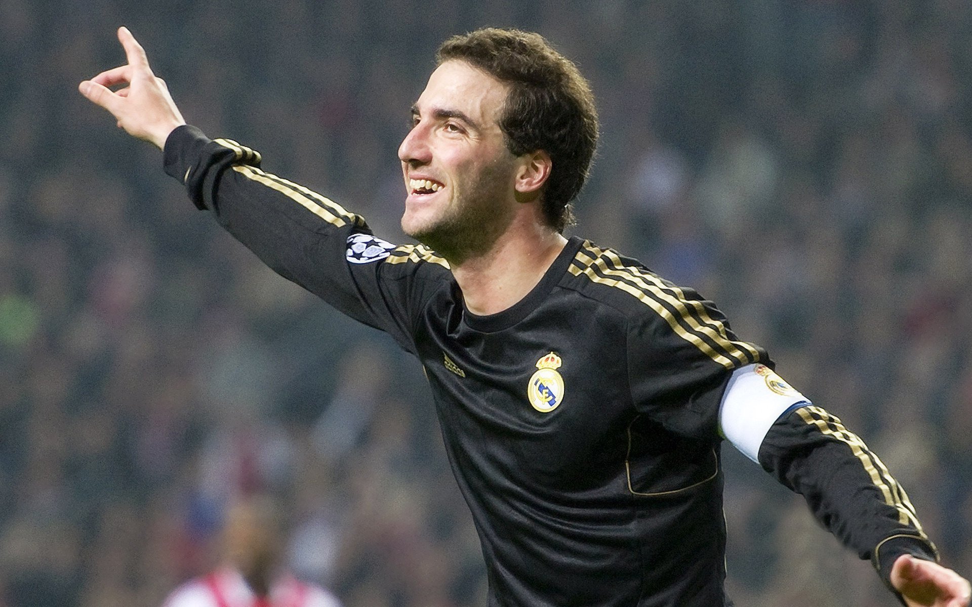 赛道上的橙色风暴，荷兰险胜中国，F1街道赛上演新老对决