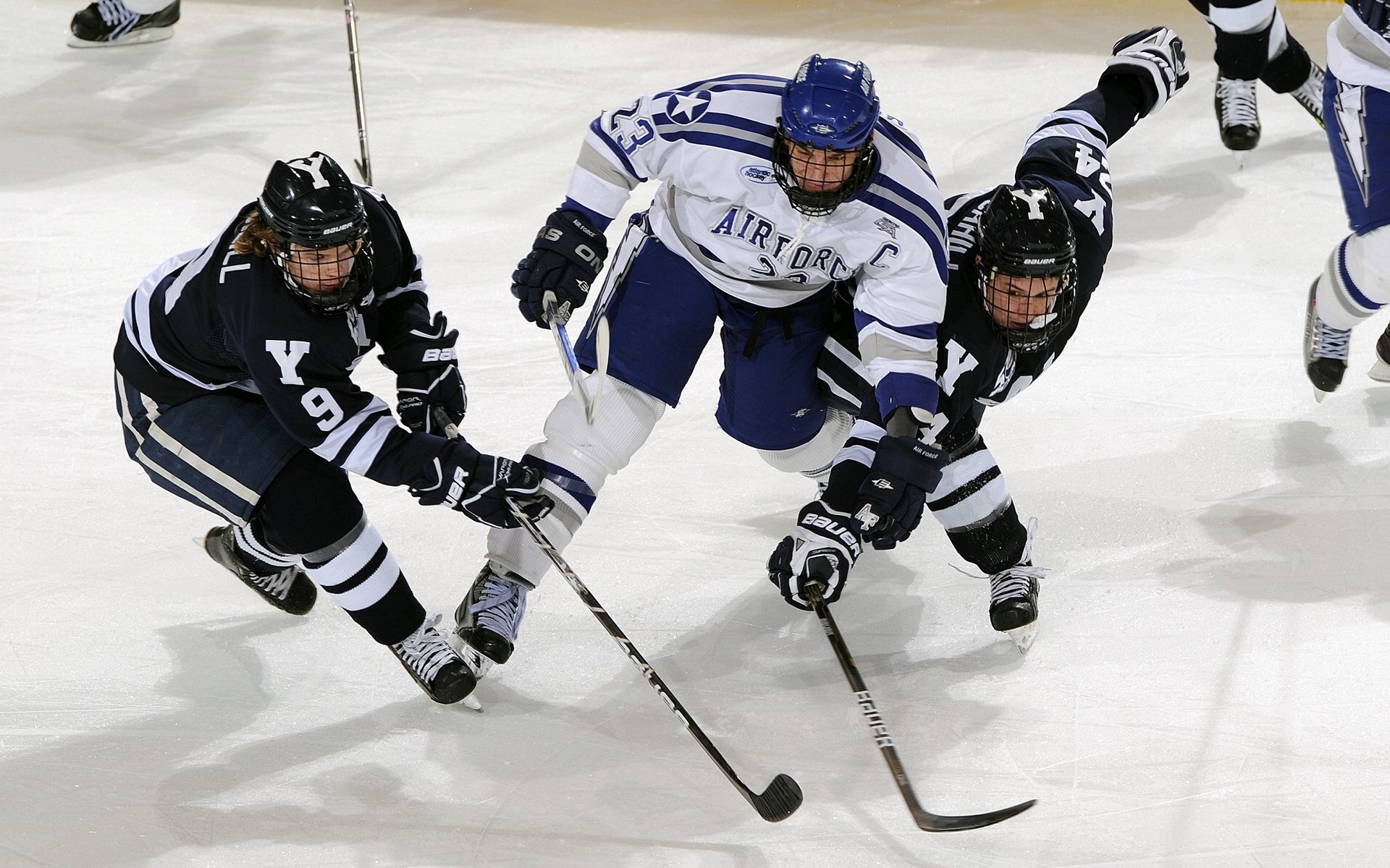 拉文末节狂飙17分化身关键先生，灰熊窒息防守提前终结尼克斯悬念
